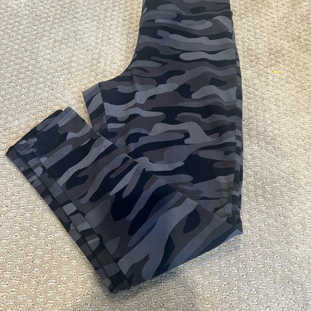 Torrid Premium Gray/Black Camo Leggings Size Large